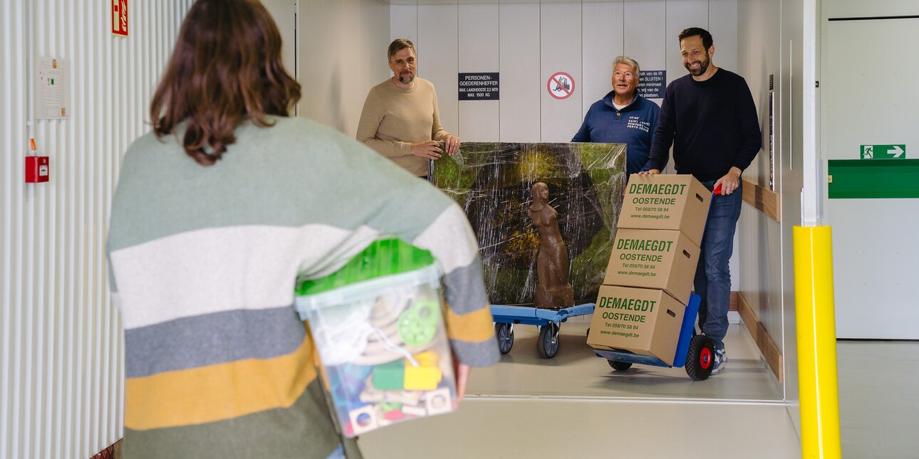 Wij maken van verhuizen een feestje, al het nodige materiaal is beschikbaar bij ons. Van verhuisdozen en inpakpapier, tot steekwagens. Al je verhuismateriaal is te verkrijgen bij Demaegdt self storage Oostende. | © Nick Decombel