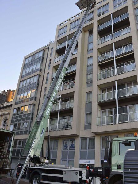 De professionele verhuislift van Demaegdt reikt tot 55 meter hoog