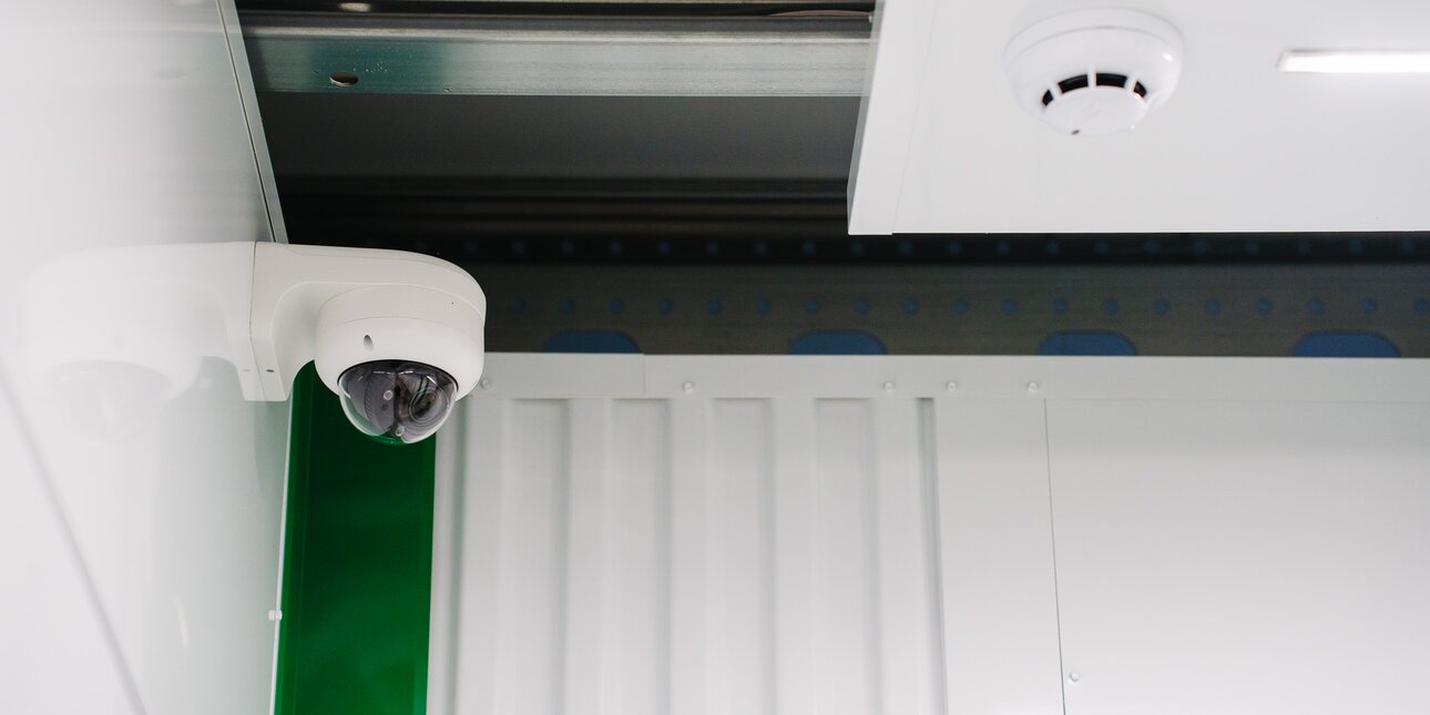 Je goederen staan veilig in onze boxen. Alle boxen zijn afgesloten met een poort die enkel met de persoonlijke badge of code kan worden opengemaakt. Huurders hebben dus enkel toegang tot hun persoonlijke opslagruimte.Daarnaast houden verschillende bewakingscamera’s alles 24 uur op 24 in de gaten. | © Nick Decombel